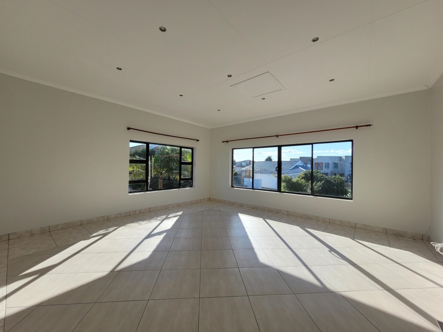 To Let 4 Bedroom Property for Rent in Wavecrest Eastern Cape